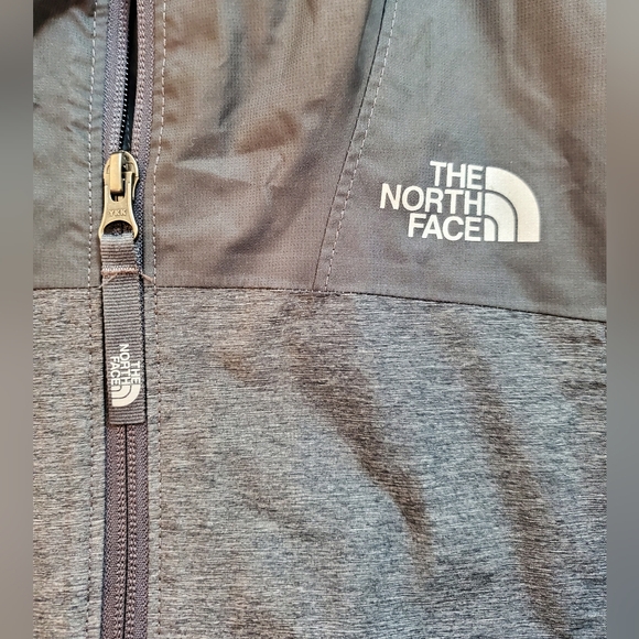The North Face Boys Hooded Jacket - Picture 9 of 10